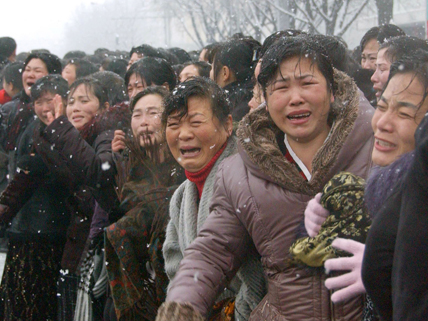 North Koreans mourning